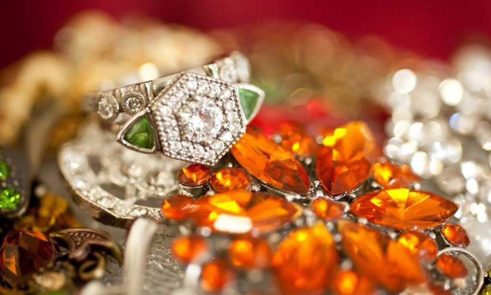 custom-wedding-ring-set-diamond-tsavorite-styled-shot